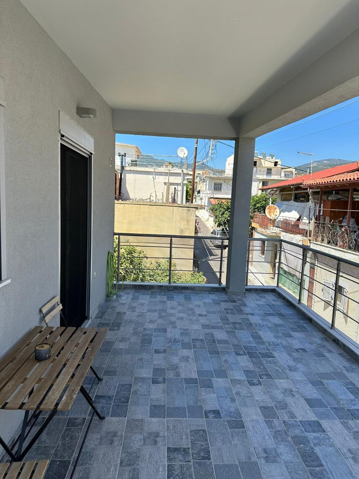 Όμορφο Δυάρι Με Βεράντα.! Apartamento Calamata Exterior foto