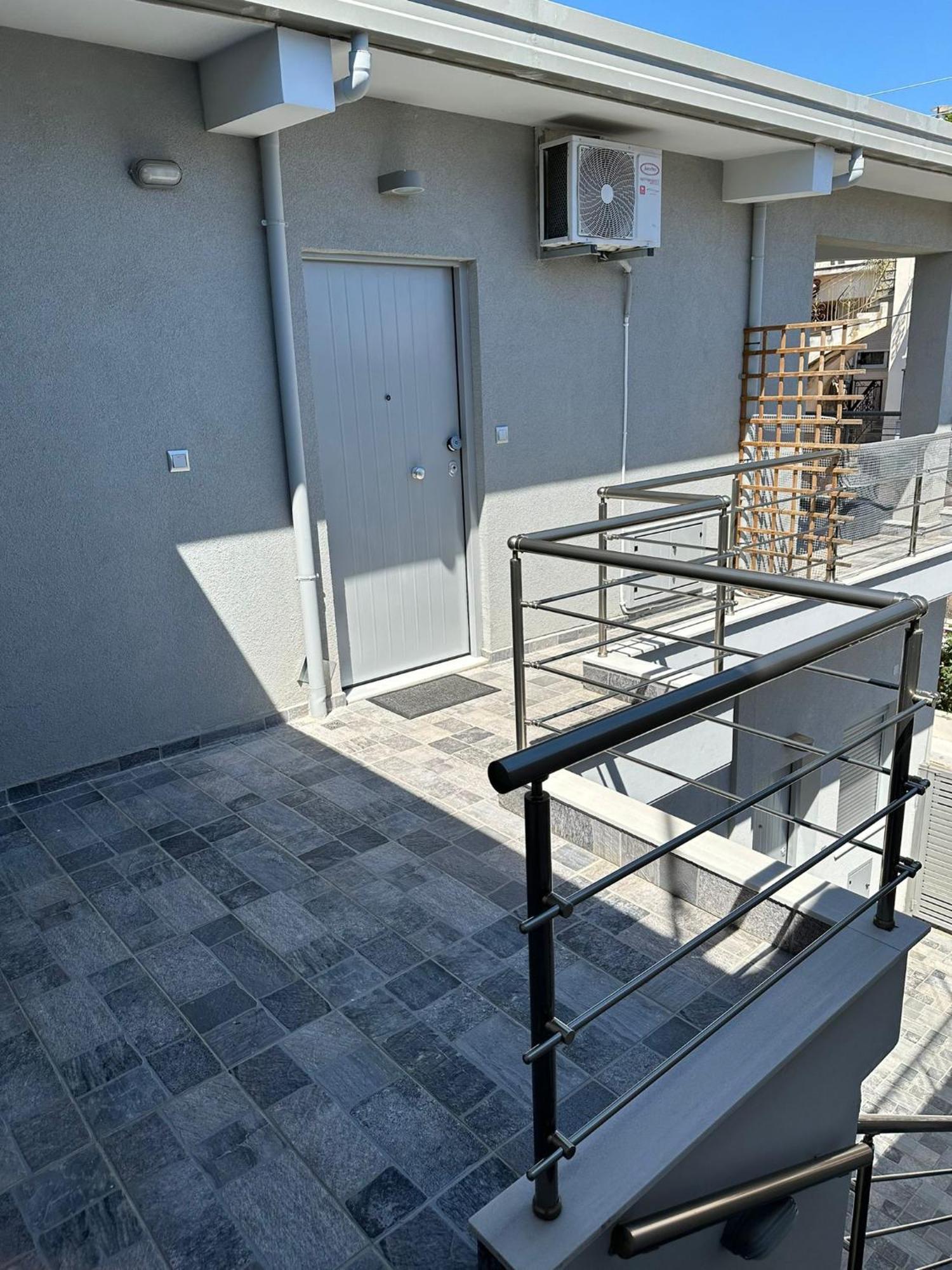 Όμορφο Δυάρι Με Βεράντα.! Apartamento Calamata Exterior foto